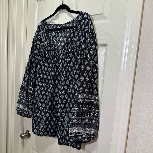 Old Navy long sleeve split neck blouse black and white print  size 3X - Picture 4 of 5